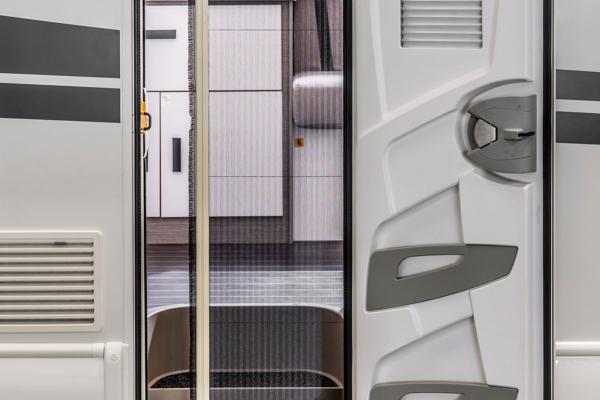 Porta di ingresso con controstampata in materiale plastico extra