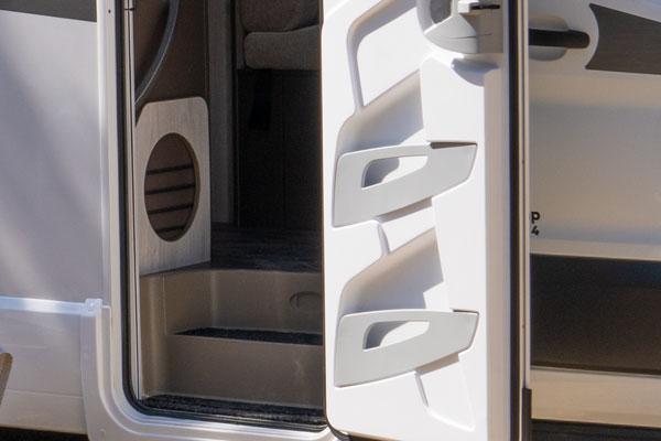 Porta ingresso con tasca portaoggetti